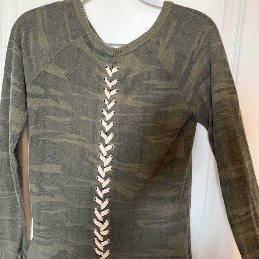 🔥 $15 SALE SIX/FIFTY Green Crew Neck Camo back lace top Size Small
